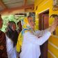 Anggota Komisi V DPR RI Fraksi Golkar Daerah Pemilihan (Dapil) Kepri Cen Sui Lan menyalurkan dana aspirasinya sebesar Rp1,5 miliar untuk Desa Tarempa Barat Daya, Kabupaten Kepulauan Anambas, pada tahun anggaran 2023. Kini, berkat uang aspirasi tersebut desa di atas bukit itu sudah dialiri jaringan air bersih. Foto: Istimewa 