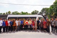 Anggota Komisi V DPR RI Fraksi Golkar Dapil Kepri Cen Sui Lan kembali menyerahkan bantuan hibah berupa bus sekolah angkutan pelajar dari dana aspirasinya. Untuk yang ketujuh ini, Cen Sui Lan menyerahkan bantuan bus untuk Yayasan Cetiya Vidya Sasana Karimun, Selasa (19/12/2023). Foto: Istimewa
