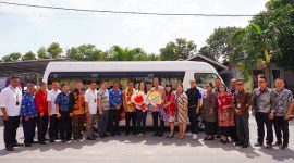 Anggota Komisi V DPR RI Fraksi Golkar Dapil Kepri Cen Sui Lan kembali menyerahkan bantuan hibah berupa bus sekolah angkutan pelajar dari dana aspirasinya. Untuk yang ketujuh ini, Cen Sui Lan menyerahkan bantuan bus untuk Yayasan Cetiya Vidya Sasana Karimun, Selasa (19/12/2023). Foto: Istimewa 
