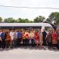 Anggota Komisi V DPR RI Fraksi Golkar Dapil Kepri Cen Sui Lan kembali menyerahkan bantuan hibah berupa bus sekolah angkutan pelajar dari dana aspirasinya. Untuk yang ketujuh ini, Cen Sui Lan menyerahkan bantuan bus untuk Yayasan Cetiya Vidya Sasana Karimun, Selasa (19/12/2023). Foto: Istimewa 
