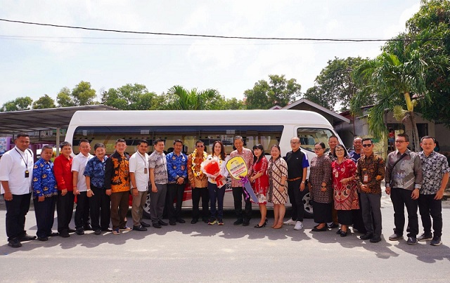 Anggota Komisi V DPR RI Fraksi Golkar Dapil Kepri Cen Sui Lan kembali menyerahkan bantuan hibah berupa bus sekolah angkutan pelajar dari dana aspirasinya. Untuk yang ketujuh ini, Cen Sui Lan menyerahkan bantuan bus untuk Yayasan Cetiya Vidya Sasana Karimun, Selasa (19/12/2023). Foto: Istimewa
