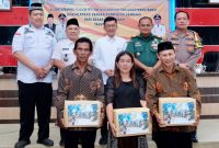 Penjabat (Pj) Wali Kota Tanjungpinang, Hasan, S.Sos membagikan sembako kepada ketua RT/RW yang merayakan Natal. Foto: Diskominfo Tanjungpinang 