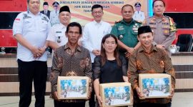 Penjabat (Pj) Wali Kota Tanjungpinang, Hasan, S.Sos membagikan sembako kepada ketua RT/RW yang merayakan Natal. Foto: Diskominfo Tanjungpinang 