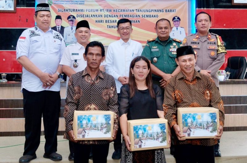 Penjabat (Pj) Wali Kota Tanjungpinang, Hasan, S.Sos membagikan sembako kepada ketua RT/RW yang merayakan Natal. Foto: Diskominfo Tanjungpinang