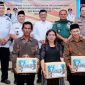 Penjabat (Pj) Wali Kota Tanjungpinang, Hasan, S.Sos membagikan sembako kepada ketua RT/RW yang merayakan Natal. Foto: Diskominfo Tanjungpinang 