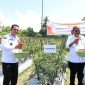 Gubernur Kepulauan Riau H. Ansar Ahmad menyerahkan bantuan berupa 1 unit alat potong rumput, 2 unit mesin Robin dan 100 liter pupuk organik cair kepada petani cabai di Kampung Sidodadi, Kecamatan Moro Kelurahan Moro Timur, Kabupaten Karimun, Rabu (20/12/2023). Foto: Diskominfo Kepri