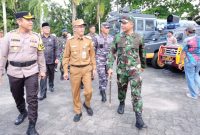 Penjabat (Pj) Wali Kota Tanjungpinang, Hasan,S.Sos bersama Kapolresta Tanjungpinang Kombes Pol Haribertus Ompusunggu menjadi pimpinan apel gelar pasukan Operasi Lilin Seligi di Lapangan Pamedan Ahmad Yani Tanjungpinang, Kamis (21/12/2023). Foto: Diskominfo Tanjungpinang 