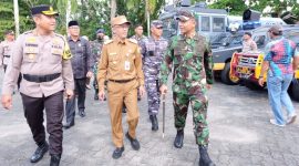 Penjabat (Pj) Wali Kota Tanjungpinang, Hasan,S.Sos bersama Kapolresta Tanjungpinang Kombes Pol Haribertus Ompusunggu menjadi pimpinan apel gelar pasukan Operasi Lilin Seligi di Lapangan Pamedan Ahmad Yani Tanjungpinang, Kamis (21/12/2023). Foto: Diskominfo Tanjungpinang 