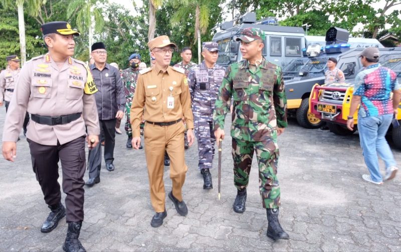 Penjabat (Pj) Wali Kota Tanjungpinang, Hasan,S.Sos bersama Kapolresta Tanjungpinang Kombes Pol Haribertus Ompusunggu menjadi pimpinan apel gelar pasukan Operasi Lilin Seligi di Lapangan Pamedan Ahmad Yani Tanjungpinang, Kamis (21/12/2023). Foto: Diskominfo Tanjungpinang 