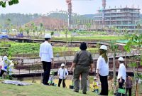 Presiden Jokowi mengunjungi area Sumbu Kebangsaan, Ibu Kota Nusantara (IKN), Kabupaten Penajam Paser Utara, Provinsi Kalimantan Timur, pada Rabu (20/12/2023). Foto: BPMI Setpres.
