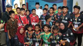 Wakil Wali Kota Batam Amsakar Achmad melepas rombongan tim sepak bola usia dini asal Kota Batam yang akan mengikuti turnamen di Malaka, Malaysia. Foto: INIKEPRI.COM