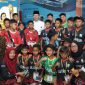 Wakil Wali Kota Batam Amsakar Achmad melepas rombongan tim sepak bola usia dini asal Kota Batam yang akan mengikuti turnamen di Malaka, Malaysia. Foto: INIKEPRI.COM