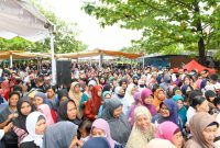 Dalam rangka menjaga daya beli masyarakat menjelang Natal 2023 dan Tahun Baru 2024, , Pemerintah Provinsi Kepulauan Riau melalui Dinas Perindustrian dan Perdagangan menggelar Pasar Murah Bersubsidi di dua lokasi di Kota Tanjungpinang, yaitu Lapangan Parkir Villa Pinlang Mas Kecamatan Tanjungpinang Timur dan Lapangan Futsal Rimba Jaya Kecamatan Tanjungpinang Barat, pada Jumat (22/12/2023). Foto: Diskominfo Kepri 