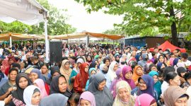Dalam rangka menjaga daya beli masyarakat menjelang Natal 2023 dan Tahun Baru 2024, , Pemerintah Provinsi Kepulauan Riau melalui Dinas Perindustrian dan Perdagangan menggelar Pasar Murah Bersubsidi di dua lokasi di Kota Tanjungpinang, yaitu Lapangan Parkir Villa Pinlang Mas Kecamatan Tanjungpinang Timur dan Lapangan Futsal Rimba Jaya Kecamatan Tanjungpinang Barat, pada Jumat (22/12/2023). Foto: Diskominfo Kepri 
