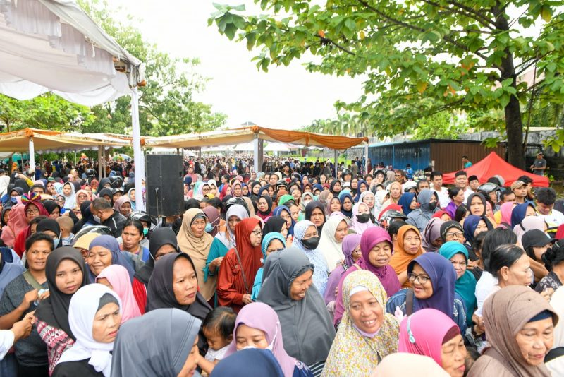 Dalam rangka menjaga daya beli masyarakat menjelang Natal 2023 dan Tahun Baru 2024, , Pemerintah Provinsi Kepulauan Riau melalui Dinas Perindustrian dan Perdagangan menggelar Pasar Murah Bersubsidi di dua lokasi di Kota Tanjungpinang, yaitu Lapangan Parkir Villa Pinlang Mas Kecamatan Tanjungpinang Timur dan Lapangan Futsal Rimba Jaya Kecamatan Tanjungpinang Barat, pada Jumat (22/12/2023). Foto: Diskominfo Kepri 