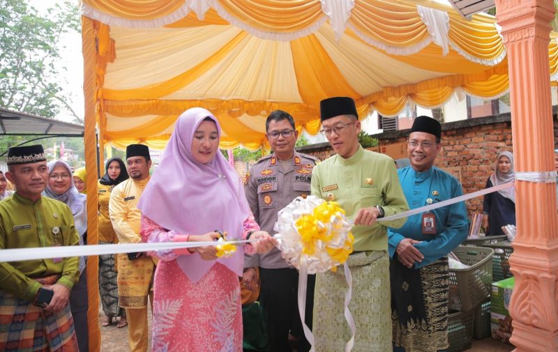 Penjabat (Pj) Wali Kota Tanjungpinang, Hasan,S.Sos meresmikan rumah perlindungan perempuan dan anak (Rumah Melati) dan gedung pusat pembelajaran keluarga (Puspaga Gelige) yang berada di UPTD Perlindungan Perempuan Jalan Ahmad Yani Batu 5 Tanjungpinang, Jum'at (22/12/2023). Foto: Diskominfo Tanjungpinang 