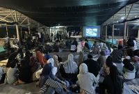 Suasana nonton film bareng yang ditaja oleh DPD GARPU Karimun di Pantai Ketam, Desa Pongkar. Foto: INIKEPRI.COM