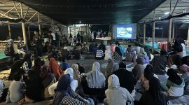Suasana nonton film bareng yang ditaja oleh DPD GARPU Karimun di Pantai Ketam, Desa Pongkar. Foto: INIKEPRI.COM