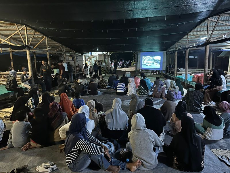 Suasana nonton film bareng yang ditaja oleh DPD GARPU Karimun di Pantai Ketam, Desa Pongkar. Foto: INIKEPRI.COM