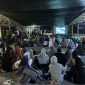 Suasana nonton film bareng yang ditaja oleh DPD GARPU Karimun di Pantai Ketam, Desa Pongkar. Foto: INIKEPRI.COM