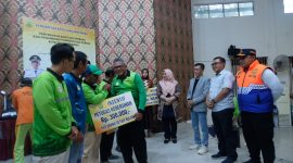 Penjabat Wali Kota Tanjungpinang, Hasan,S.Sos menyerahkan insentif kepada 341 petugas kebersihan yang ada di Kota Tanjungpinang. Foto: Diskominfo Tanjungpinang 
