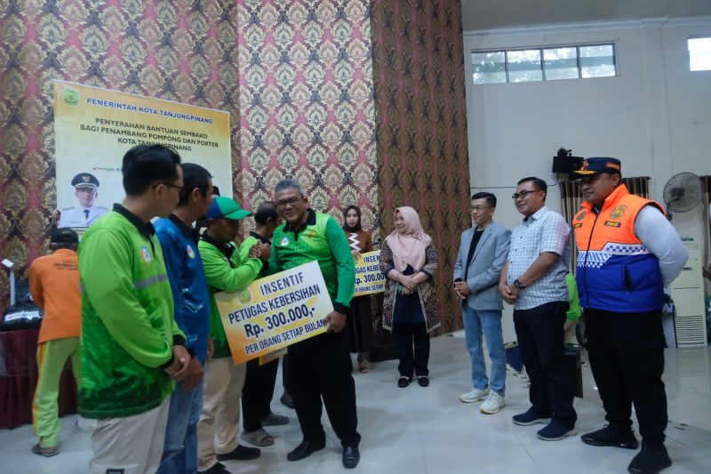 Penjabat Wali Kota Tanjungpinang, Hasan,S.Sos menyerahkan insentif kepada 341 petugas kebersihan yang ada di Kota Tanjungpinang. Foto: Diskominfo Tanjungpinang 