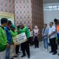 Penjabat Wali Kota Tanjungpinang, Hasan,S.Sos menyerahkan insentif kepada 341 petugas kebersihan yang ada di Kota Tanjungpinang. Foto: Diskominfo Tanjungpinang 
