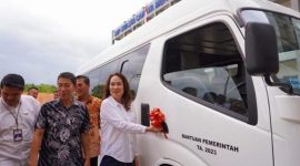 Anggota Komisi V DPR RI Fraksi Golkar Dapil Kepulauan Riau (Kepri) Cen Sui Lan kembali menyerahkan bantuan hibah bus sekolah. Kali ini dalam kunjungan kerja di Karimun salah satu yang menerima bantuan 1 unit bus sekolah ialah SMP Swasta Cahaya Meral. Foto: Istimewa 