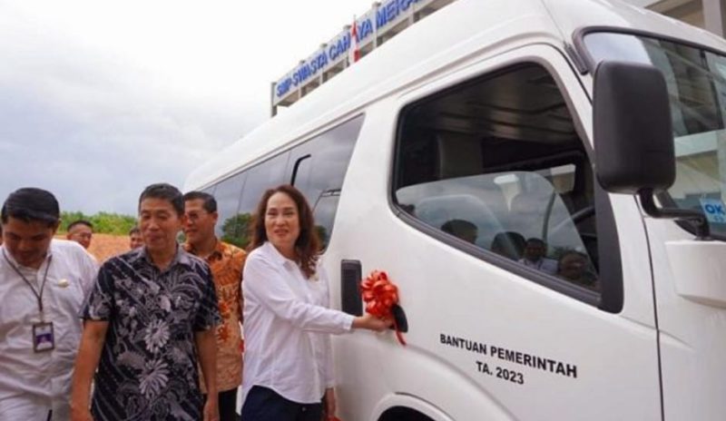 Anggota Komisi V DPR RI Fraksi Golkar Dapil Kepulauan Riau (Kepri) Cen Sui Lan kembali menyerahkan bantuan hibah bus sekolah. Kali ini dalam kunjungan kerja di Karimun salah satu yang menerima bantuan 1 unit bus sekolah ialah SMP Swasta Cahaya Meral. Foto: Istimewa 