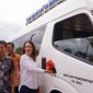 Anggota Komisi V DPR RI Fraksi Golkar Dapil Kepulauan Riau (Kepri) Cen Sui Lan kembali menyerahkan bantuan hibah bus sekolah. Kali ini dalam kunjungan kerja di Karimun salah satu yang menerima bantuan 1 unit bus sekolah ialah SMP Swasta Cahaya Meral. Foto: Istimewa 