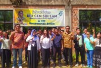 anggota DPR RI dari Partai Golkar Dapil Kepulauan Riau Cen Sui Lan melakukan penyerahan serupa di Batam, Kamis (21/12/2023), dia menyerahkan bantuan sanitasi MCK ke STT Presbyterian Batam di Kabil, Kecamatan Nongsa. Foto: Istimewa 