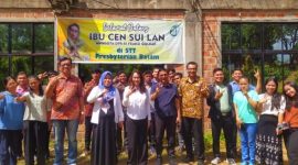 anggota DPR RI dari Partai Golkar Dapil Kepulauan Riau Cen Sui Lan melakukan penyerahan serupa di Batam, Kamis (21/12/2023), dia menyerahkan bantuan sanitasi MCK ke STT Presbyterian Batam di Kabil, Kecamatan Nongsa. Foto: Istimewa 