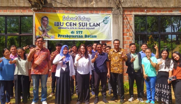 anggota DPR RI dari Partai Golkar Dapil Kepulauan Riau Cen Sui Lan melakukan penyerahan serupa di Batam, Kamis (21/12/2023), dia menyerahkan bantuan sanitasi MCK ke STT Presbyterian Batam di Kabil, Kecamatan Nongsa. Foto: Istimewa 