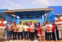 Anggota Komisi V DPR RI Fraksi Golkar Dapil Kepri, Cen Sui Lan meresmikan sekaligus menyerahkan bantuan hibah pembangunan sarana dan prasarana sanitasi Lembaga Pendidikan Keagamaan (LPK) berupa MCK di Sekolah Swasta Vidya Sasana Karimun, Selasa (19/12/2023). Foto: Istimewa