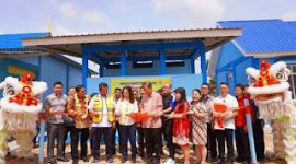 Anggota Komisi V DPR RI Fraksi Golkar Dapil Kepri, Cen Sui Lan meresmikan sekaligus menyerahkan bantuan hibah pembangunan sarana dan prasarana sanitasi Lembaga Pendidikan Keagamaan (LPK) berupa MCK di Sekolah Swasta Vidya Sasana Karimun, Selasa (19/12/2023). Foto: Istimewa 