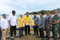 Gubernur Kepri Ansar Ahmad menyerahkan kapal ambulance laut untuk masyarakat Kabupaten Lingga, yang penyerahannya dilakukan, Sabtu (23/12/2023) bertempat di Pelabuhan Jagoh Dabo Singkep, Kabupaten Lingga, berjumlah 2 unit kapal ambulance. Foto: Diskominfo Kepri 