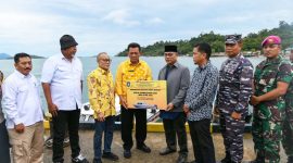 Gubernur Kepri Ansar Ahmad menyerahkan kapal ambulance laut untuk masyarakat Kabupaten Lingga, yang penyerahannya dilakukan, Sabtu (23/12/2023) bertempat di Pelabuhan Jagoh Dabo Singkep, Kabupaten Lingga, berjumlah 2 unit kapal ambulance. Foto: Diskominfo Kepri 