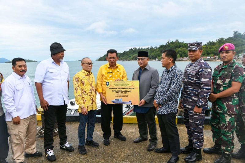 Gubernur Kepri Ansar Ahmad menyerahkan kapal ambulance laut untuk masyarakat Kabupaten Lingga, yang penyerahannya dilakukan, Sabtu (23/12/2023) bertempat di Pelabuhan Jagoh Dabo Singkep, Kabupaten Lingga, berjumlah 2 unit kapal ambulance. Foto: Diskominfo Kepri 