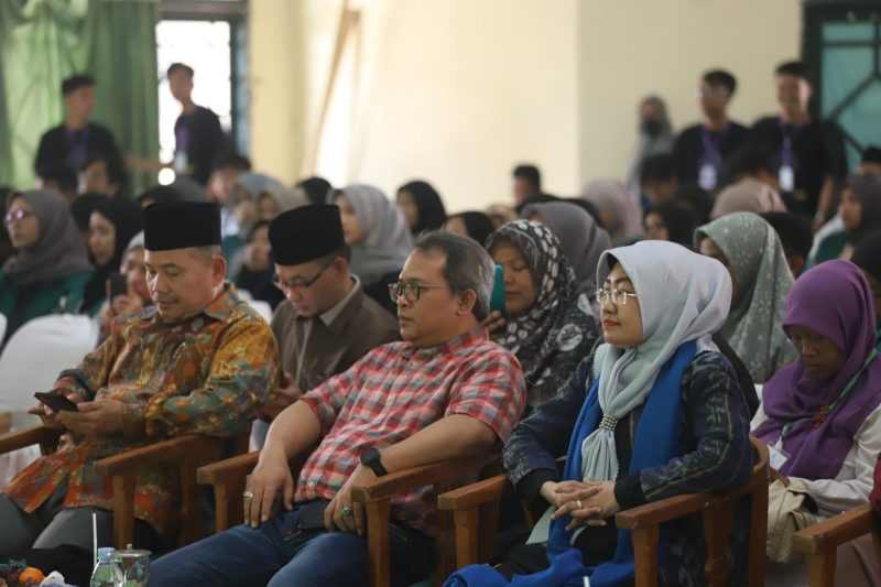 Staf Khusus Menteri Agama Bidang Media dan Komunikasi Publik, Wibowo Prasetyo mengajak mahasiswa untuk menjadi duta jaminan produk halal (JPH) atau duta halal./ Foto: Istimewa/Humas Kemenag