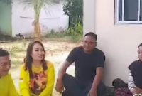 Peduli, merakyat dan pengalaman menjadi ungkapan warga kalangan ekonomi kurang mampu terhadap diri Cen Sui Lan. Betapa tidak, Cen Sui Lan Anggota Komisi V DPR RI Fraksi Golkar Dapil Kepri ini, tak perlu formal untuk menampung aspirasi. Sambil duduk lesehan di rumah warga dan RT pun langsung diresponnya. Foto: Istimewa