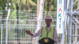 Presiden Joko Widodo memberikan sambutan saat meresmikan Proyek Base Transceiver Station (BTS) 4G dan pengoperasian Stasiun Bumi Satelit Republik Indonesia (SATRIA)-1 di Desa Bowombaru Utara, Melonguane Timur, Kabupaten Kepulauan Talaud, Sulawesi Utara, Kamis (28/12/2023). Kemenkominfo mengoperasikan Satelit Bumi Satria-1 serta 4.990 BTS 4G yang telah rampung dibangun BAKTI Kominfo di daerah tertinggal, terdepan, terluar (3T), hal tersebut merupakan upaya Pemerintah mempercepat pemerataan konektivitas digital dengan membangun infrastruktur digital. Foto: ANTARA/Yulius Satria Wijaya/tom.

