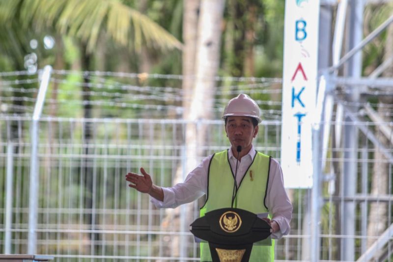 Presiden Joko Widodo memberikan sambutan saat meresmikan Proyek Base Transceiver Station (BTS) 4G dan pengoperasian Stasiun Bumi Satelit Republik Indonesia (SATRIA)-1 di Desa Bowombaru Utara, Melonguane Timur, Kabupaten Kepulauan Talaud, Sulawesi Utara, Kamis (28/12/2023). Kemenkominfo mengoperasikan Satelit Bumi Satria-1 serta 4.990 BTS 4G yang telah rampung dibangun BAKTI Kominfo di daerah tertinggal, terdepan, terluar (3T), hal tersebut merupakan upaya Pemerintah mempercepat pemerataan konektivitas digital dengan membangun infrastruktur digital. Foto: ANTARA/Yulius Satria Wijaya/tom.