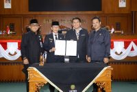 DPRD Kota Tanjungpinang bersama Pemko menggelar paripurna dengan agenda  persetujuan dan pengesahan Ranperda menjadi Perda tahun 2023, Kamis (28/12/2023) di Kantor DPRD Kota Tanjungpinang, Senggarang. Foto: Diskominfo Tanjungpinang