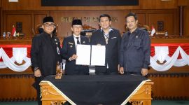 DPRD Kota Tanjungpinang bersama Pemko menggelar paripurna dengan agenda  persetujuan dan pengesahan Ranperda menjadi Perda tahun 2023, Kamis (28/12/2023) di Kantor DPRD Kota Tanjungpinang, Senggarang. Foto: Diskominfo Tanjungpinang
