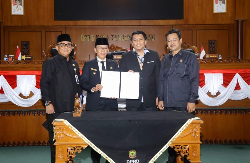 DPRD Kota Tanjungpinang bersama Pemko menggelar paripurna dengan agenda persetujuan dan pengesahan Ranperda menjadi Perda tahun 2023, Kamis (28/12/2023) di Kantor DPRD Kota Tanjungpinang, Senggarang. Foto: Diskominfo Tanjungpinang
