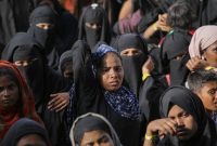 Sejumlah imigran etnis Rohingya berada di depan pagar Kantor Gubernur Aceh, Banda Aceh, Aceh, Senin (11/12/2023). Sejumlah 137 orang imigran Rohingya terlantar di depan Kantor Gubernur Aceh setelah mendapat penolakan warga dari beberapa tempat mulai dari Gampong Lamreh, Kabupaten Aceh Besar, hingga lokasi camp perkemahan Pramuka, Kabupaten Pidie. Foto: ANTARA/Khalis Surry/YU