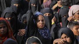 Sejumlah imigran etnis Rohingya berada di depan pagar Kantor Gubernur Aceh, Banda Aceh, Aceh, Senin (11/12/2023). Sejumlah 137 orang imigran Rohingya terlantar di depan Kantor Gubernur Aceh setelah mendapat penolakan warga dari beberapa tempat mulai dari Gampong Lamreh, Kabupaten Aceh Besar, hingga lokasi camp perkemahan Pramuka, Kabupaten Pidie. Foto: ANTARA/Khalis Surry/YU