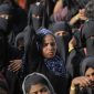 Sejumlah imigran etnis Rohingya berada di depan pagar Kantor Gubernur Aceh, Banda Aceh, Aceh, Senin (11/12/2023). Sejumlah 137 orang imigran Rohingya terlantar di depan Kantor Gubernur Aceh setelah mendapat penolakan warga dari beberapa tempat mulai dari Gampong Lamreh, Kabupaten Aceh Besar, hingga lokasi camp perkemahan Pramuka, Kabupaten Pidie. Foto: ANTARA/Khalis Surry/YU