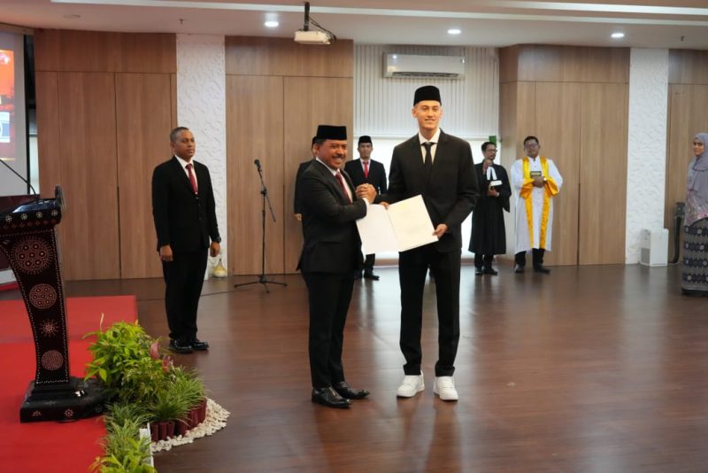 Pemain bernama lengkap Jay Noah Idzes telah resmi menjadi Warga Negara Indonesia (WNI). Hal itu setelah dirinya selesai melakukan pengambilan sumpah dan janji setia pewarganegaraan Republik Indonesia di Kanwil Kemenkumham DKI Jakarta, Kamis (28/12)/2023). Foto: Media PSSI