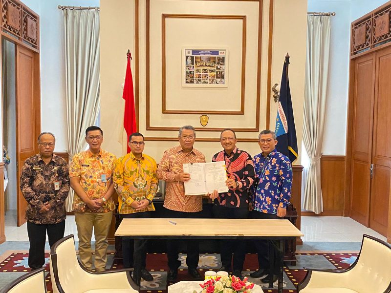 bank bjb kembali dipercaya sebagai tempat penyimpanan dan pengelolaan kas daerah atau Rekening Kas Umum Daerah (RKUD) Kota Tangerang Selatan. Hal tersebut tertuang dalam Keputusan Wali Kota (Kepwal) yang ditandatangani oleh Wali Kota Tangerang Selatan Benyamin Davnie di rumah dinasnya, pada Kamis (28/12). Foto: bank bjb untuk INIKEPRI.COM